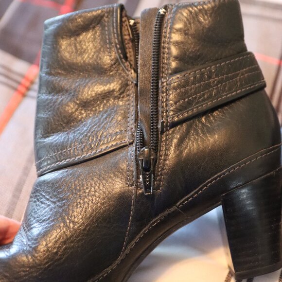 Clarks Artisan Black Zip Side Heeled Ankle Boot  Leather Upper Size 7M - Picture 4 of 13